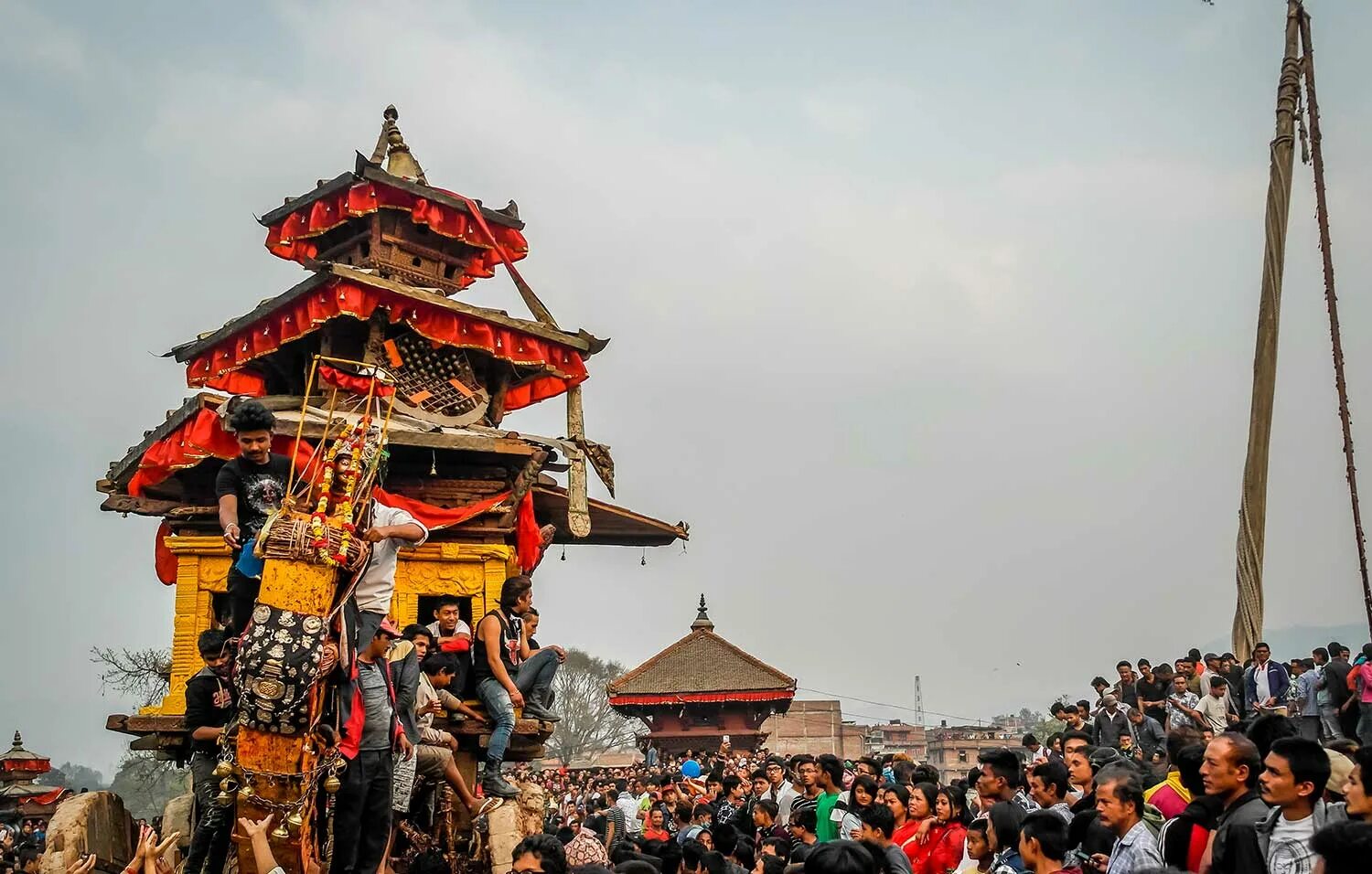 Бискет джатра. Фестиваль бискет джатра бхактапур. бискет джатра в непале. бхактапур непал фестиваль. индра джатра фестиваль.