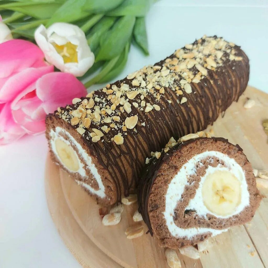 Рулет из печенья бананов и фруктов. Творожный рулет. Рулет swiss roll шоколад. Шоколадный рулет с кокосовой начинкой. Рулет без выпечки из печенья банана.