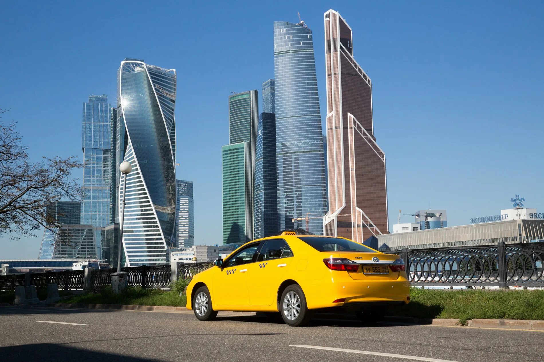 Такси мгу. Такси Москва Сити. Машина "такси". Автомобиль «такси». Желтое такси Москва.