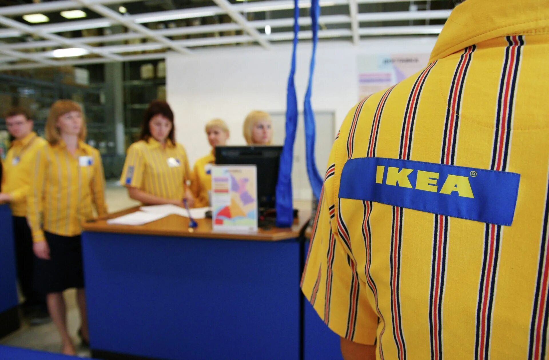 Ikea в Швеции. Икеа сотрудники. Форма работников Икеи. Ikea форма сотрудников. Икеа поддержка