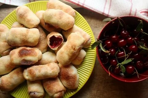 Вкусные пирожки с вишнями