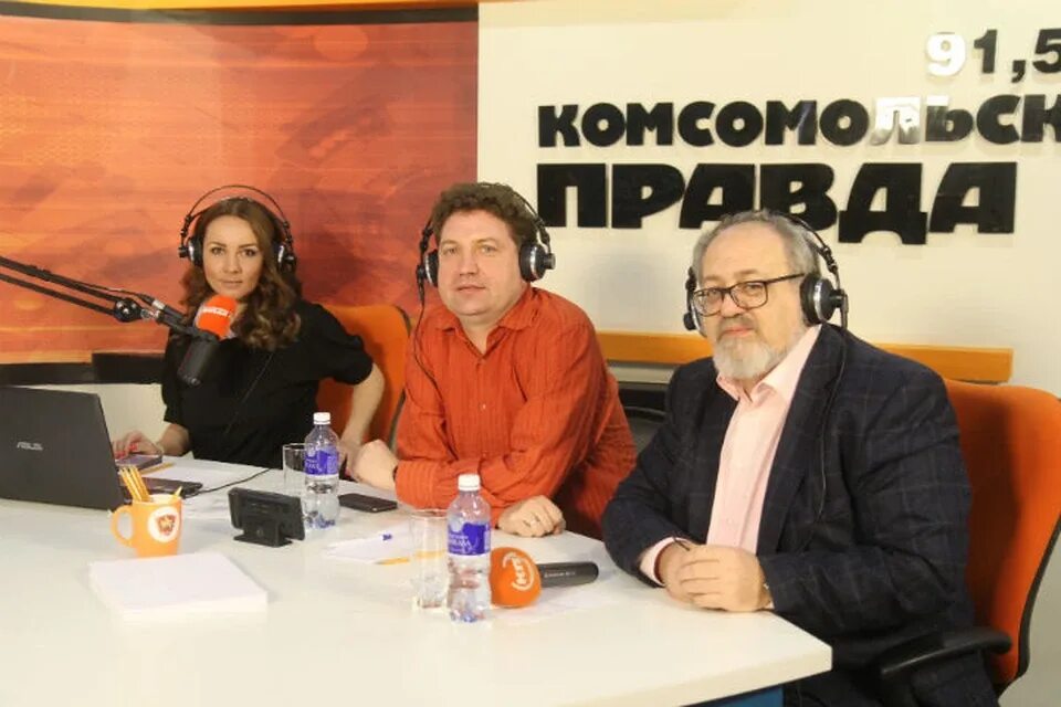 Радио правда видео. Радио Комсомольская правда ведущие. Радиоведущие Комсомольской правды. Ведущая Комсомольской правды. Ведущие радио Комсомольская правда женщины.