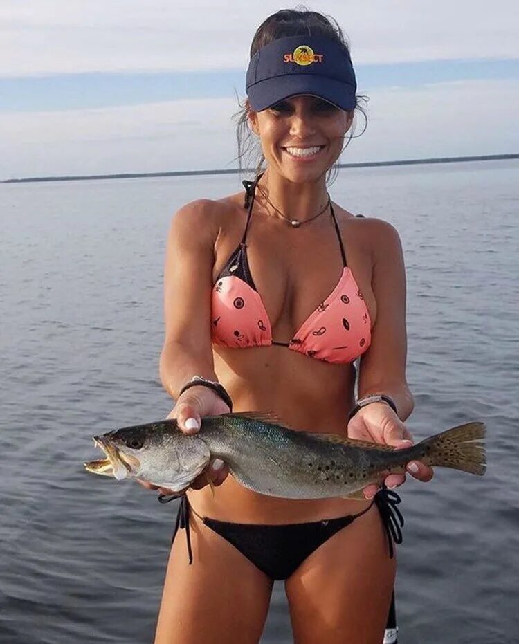 Рыбалка летом. Рыбалка в астрахани. Рыбалка в астрахани. Рыбак с удочкой. Девчонки на рыбалке.