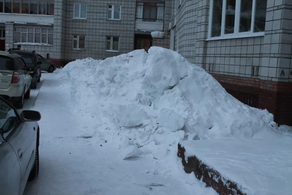 очистка снега. сугробы во дворе. приглашаем на уборку снега. должны ли чистить дворы от снега. двор зима сугробы.