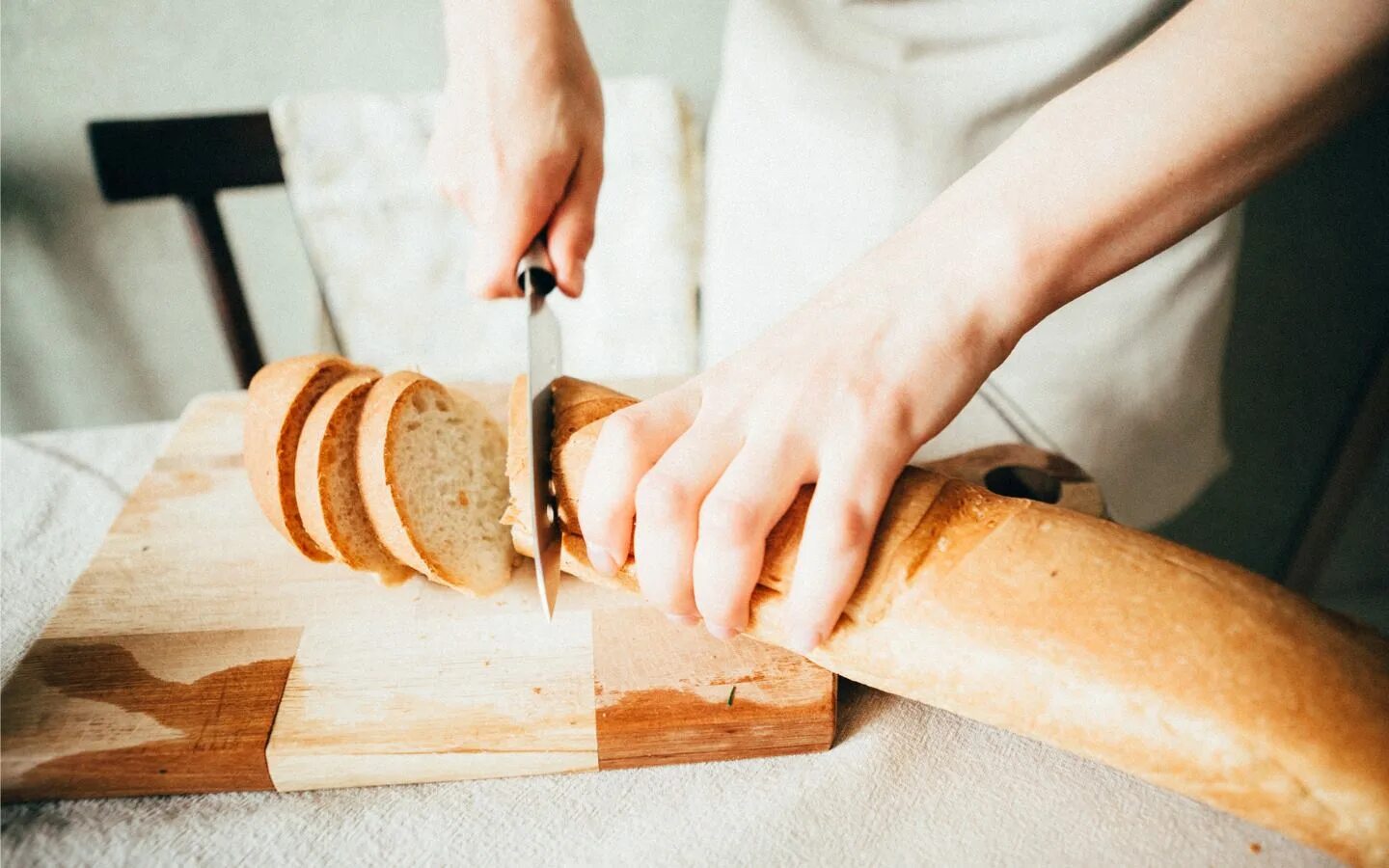 Как размягчить хлеб. Резать хлеб. Как сделать черствый хлеб мягким. Что можно сделать из хлеба. Излишки хлеба.