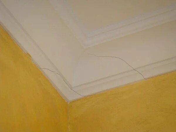 Трещины на потолке. Трещины в гипсокартоновом потолке. Трещины на потолке из гипсокартона. Трещины на гипсокартоне.