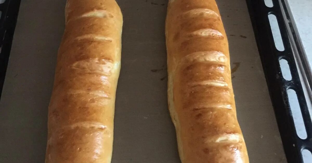 домашние батоны в духовке. домашний хлеб батон. надрезы на батоне. батон сладкий. батон хлеба.