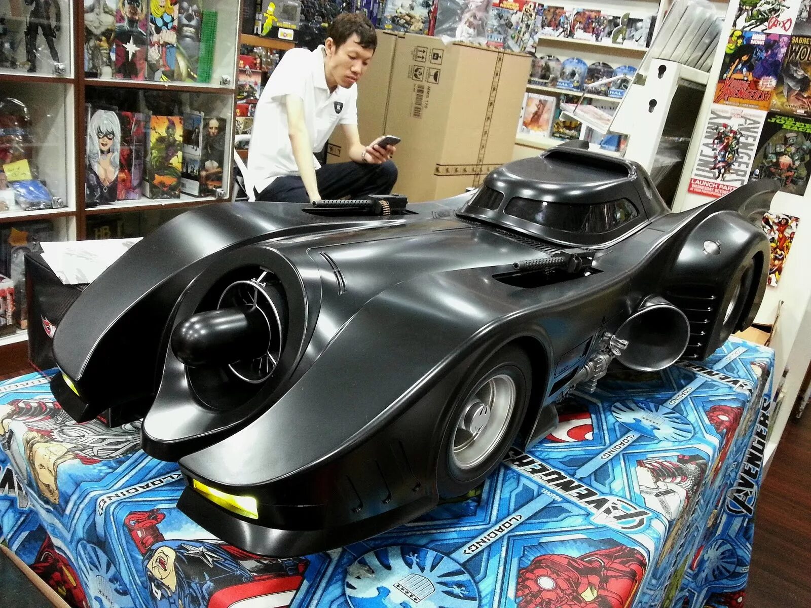 Бэтмобиль купить. Бэтмобиль 1989. Бэтмобиль 1989 хот Тойс. Batmobile 1989 Toys. Бэтмобиль от hot Toys.