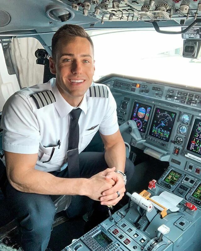 This man is a pilot. Пилот профессия. Garrett captain. This man is a pilot. Форма пилота гражданской авиации.