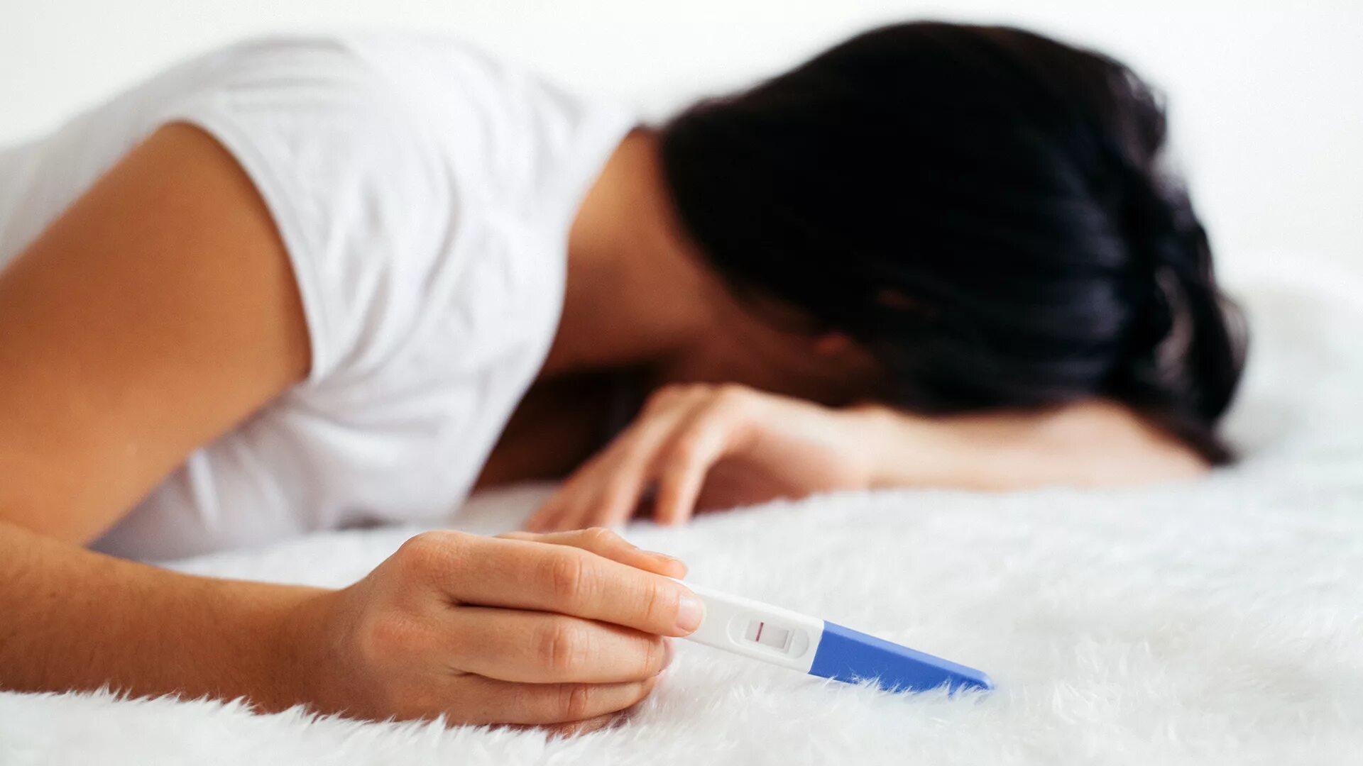 женщина с тестом на беременность. грустный тест. тест на эмоции. грустный факт фото. тест на эмоциональность.