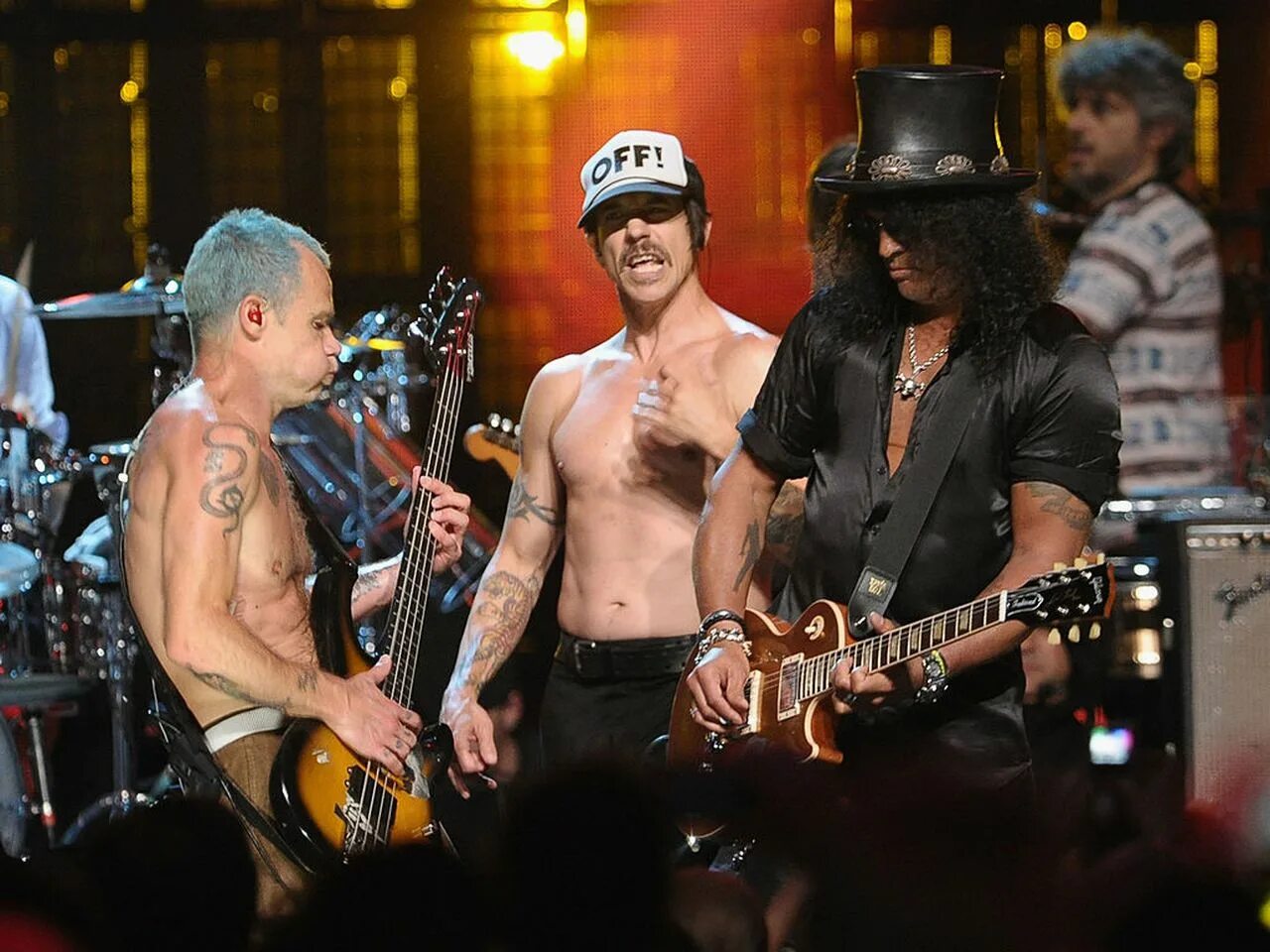 He is in the band. Slash гитарист Guns n Roses. Слэш Ганзен роузес. Slash Guns n Roses. Слэш Ганс н Розес.