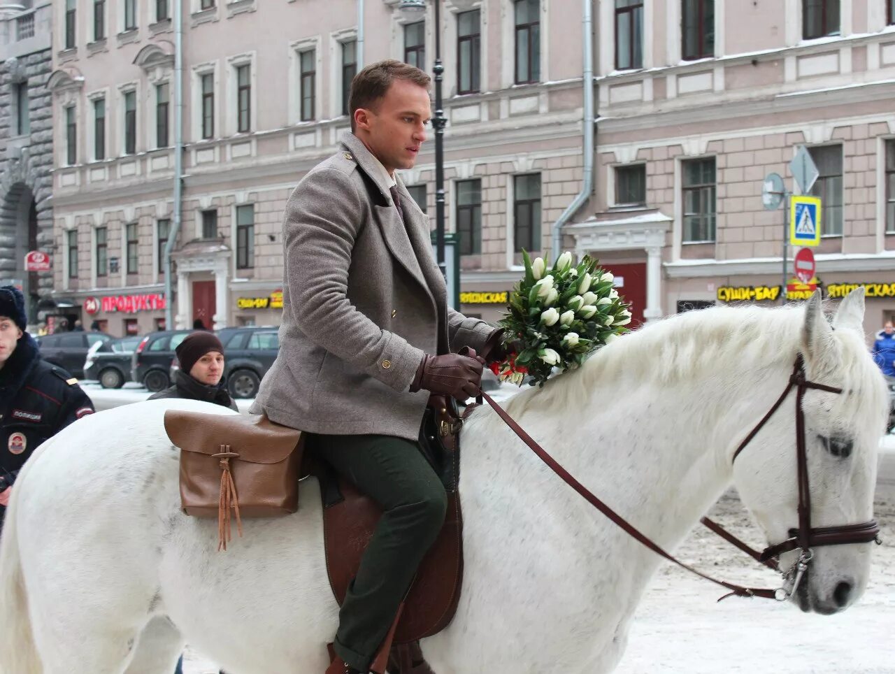 На коне. Красивый парень на белом коне. Человек на белом коне. Мужчина на белом коне. Человек на белом коне.