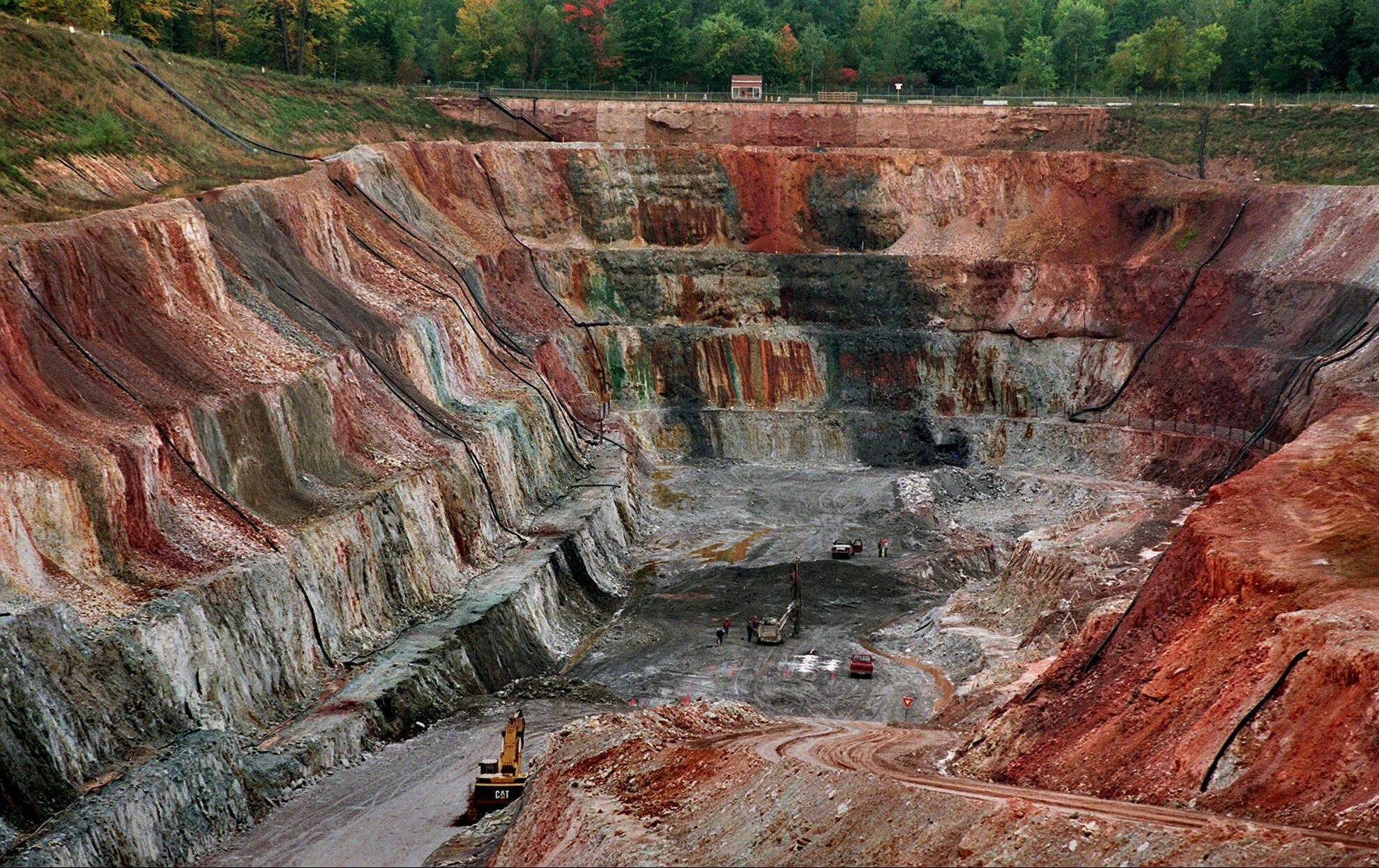 Stone mining. Урал месторождения самоцветных камней. Месторождения меди на Урале. Месторождения руд Урала. Месторождения цветных металлов на Урале.