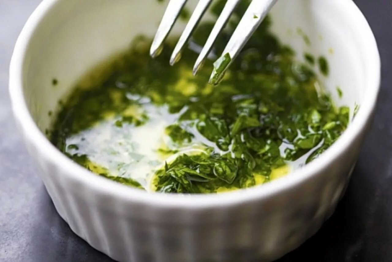 Рецепт масла петрушки. Соус salsa verde. Соус песто из базилика. Рецепт масла петрушки. Соус из кинзы.