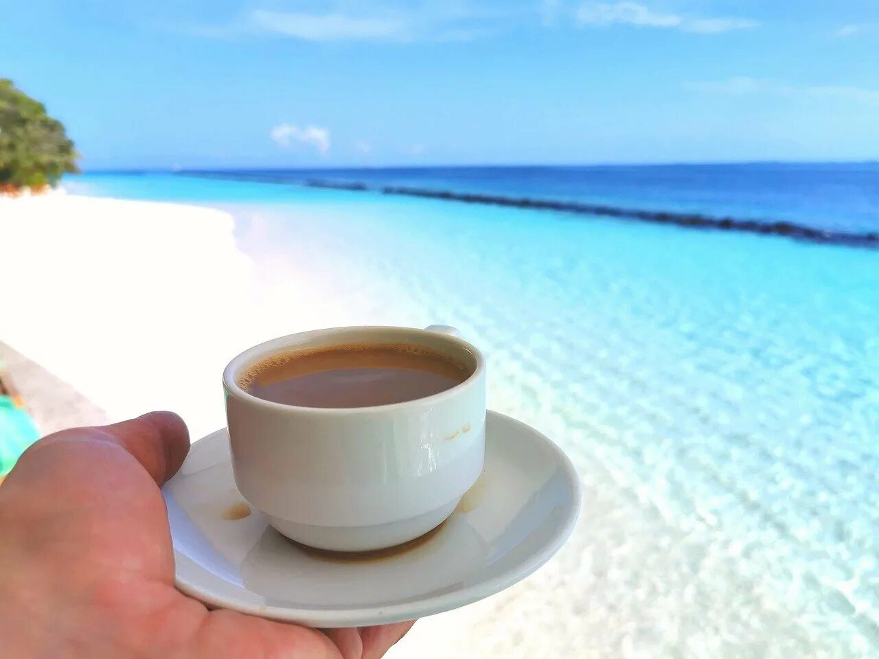 Утро на море. Кофе и море. Чашка кофе на море. Чашка кофе на берегу моря.