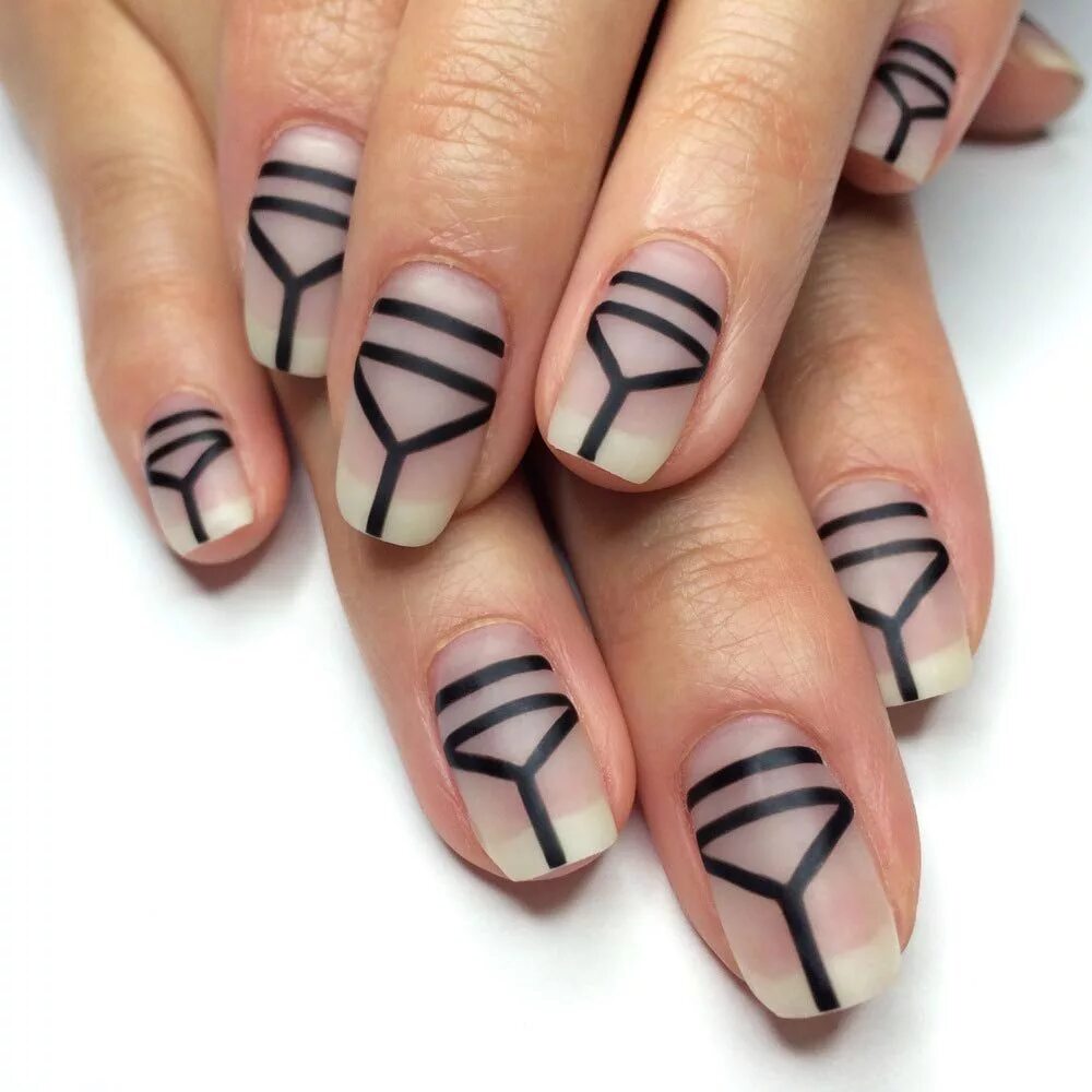 Геометрический дизайн ногтей. Маникюр с полосками. Геометрия на ногтях. Ногти с геометрическим рисунком. Прозрачный маникюр с полосками.