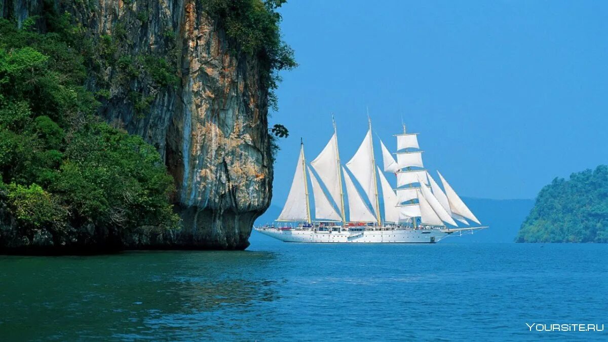 Парусник в море. Ораньестад остров корабль. Корабль на берегу. Остров парусник. Корабль в бухте.