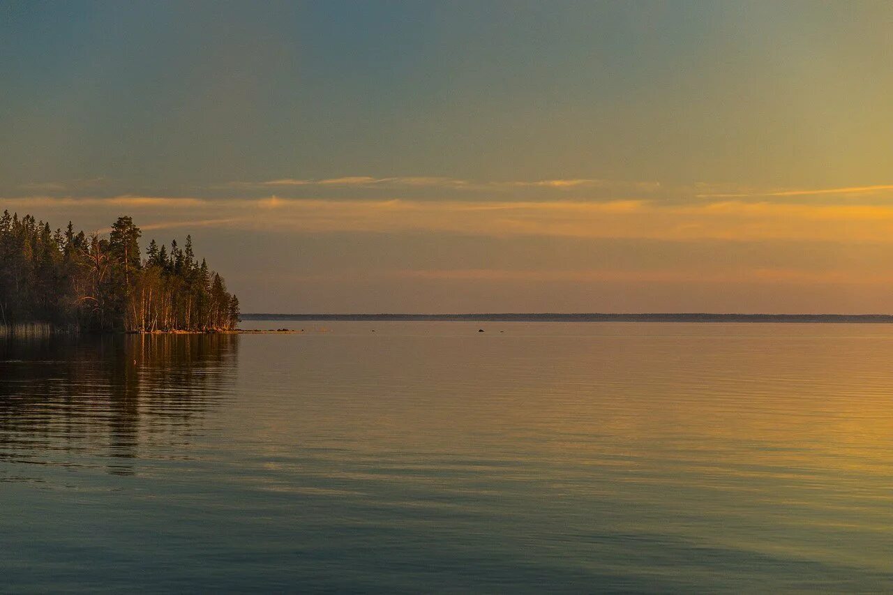 Онежское озеро регион. Озеро Онего Карелия. Онега Онежское озеро. Озеро Урозеро Карелия. Берег озера Онего.