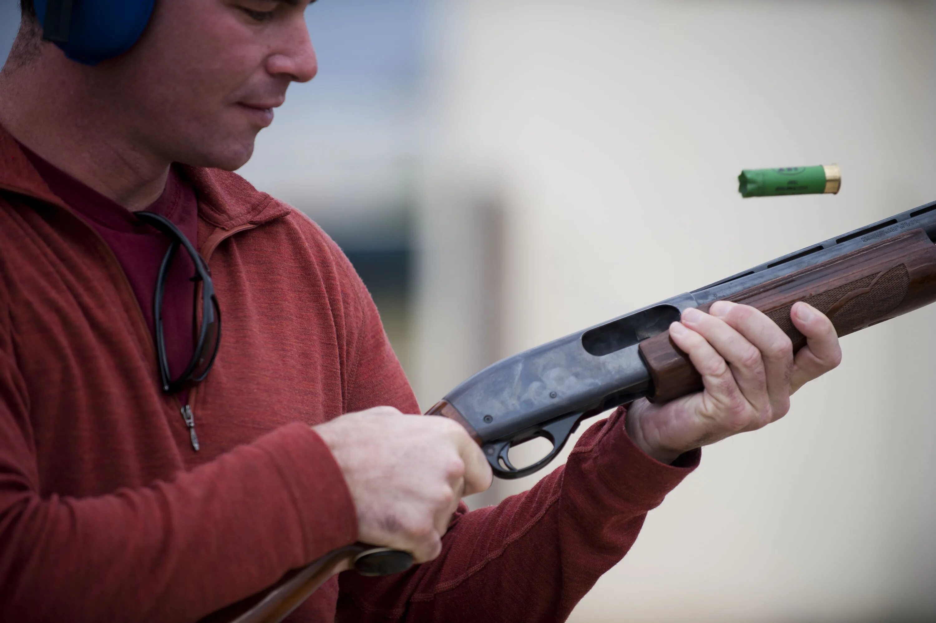 Звук перезарядки оружия. Remington 870 перезарядка. Перезаряжает ружье. Перезаряжает дробовик.