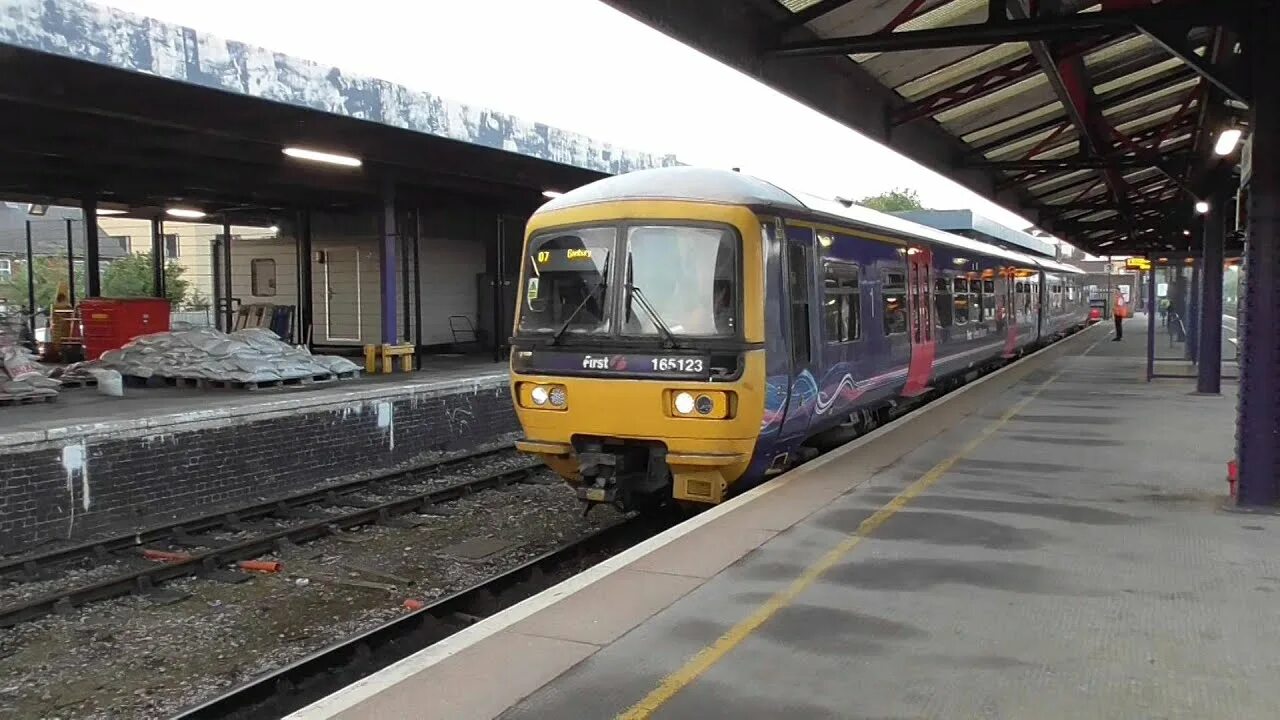 Trains to oxford. Trains to oxford. Trains to oxford. Поезжу. Покрытие железнодорожной станции «oxford road station», манчестер, англия, 1960.