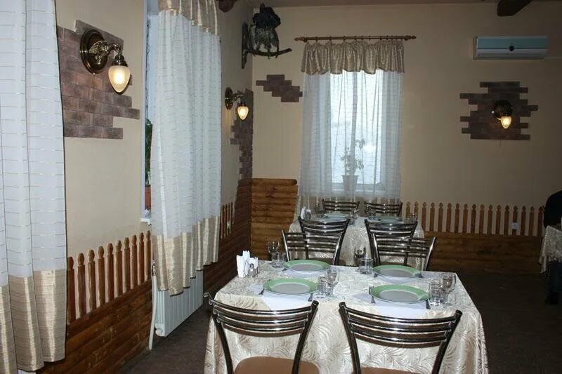 Ресторан на вокзале. Кофейня на вокзале. Ресторан старый вокзал. Старые трактиры интерьеры. Кафе старый вокзал.