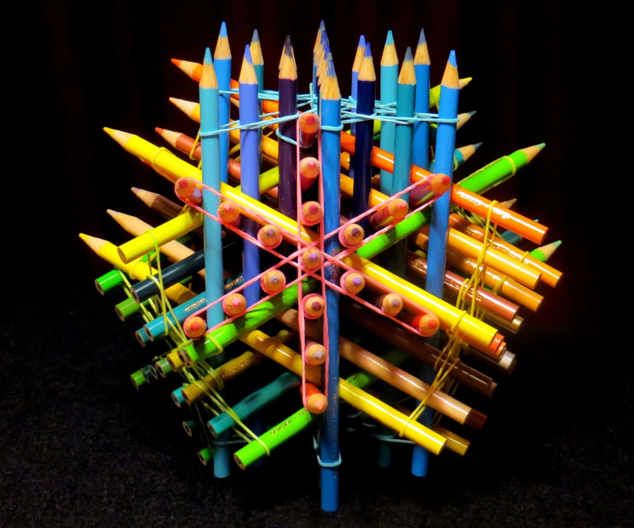 Скульптуры на грифеле карандаша салават фидаи. Салават фидаи карандаши. Салават федаи скульптуры на грифеле. Салават федаи скульптуры на грифеле. Необычные фигуры.