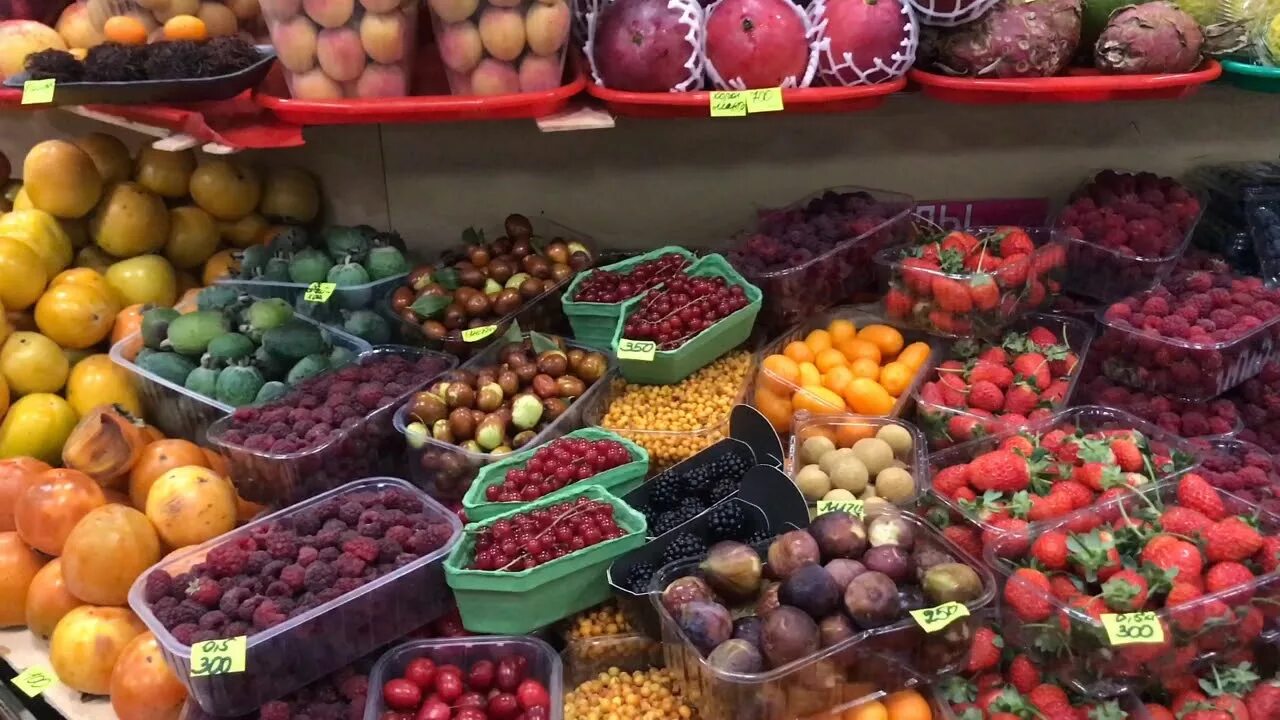 Какие ягоды фрукты в июне. Абхазский рынок в Адлере. Овощной рынок Сочи. Сочи овощной Центральный рынок. Ягоды на рынке.