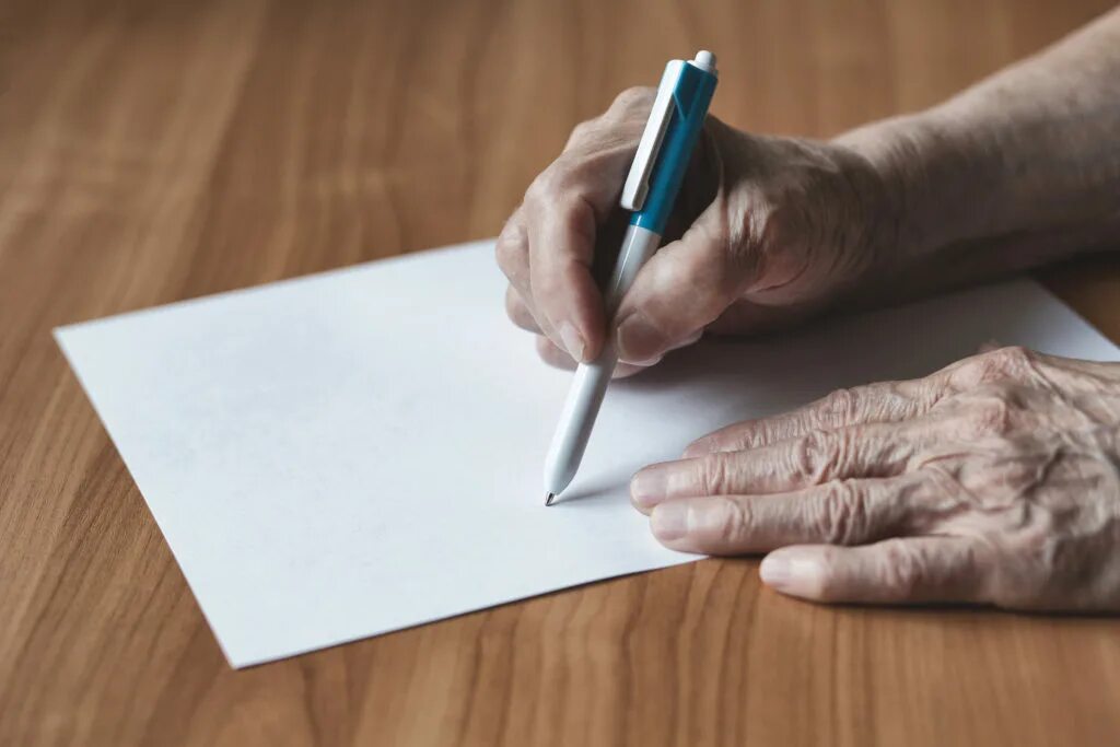 Завещание старика. Ручка по бумаге. Пишет на бумаге. Пожилая рука пишет. Ручка писать для пожилых людей.