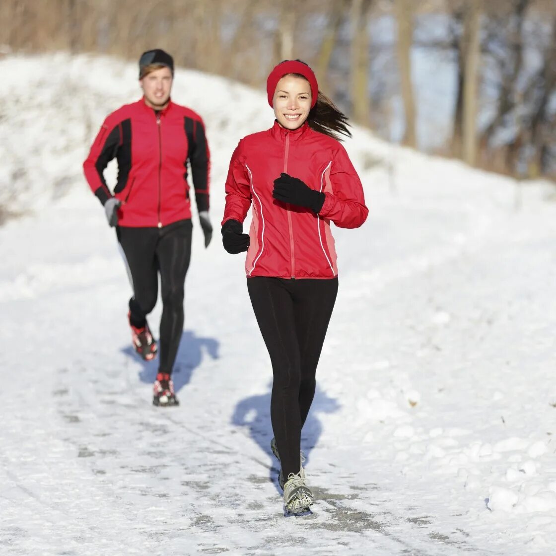 Одежда для бега зимой. Спортивная ходьба зимой. Пробежка зимой. Зимняя пробежка на улице. В чем выходить на пробежку