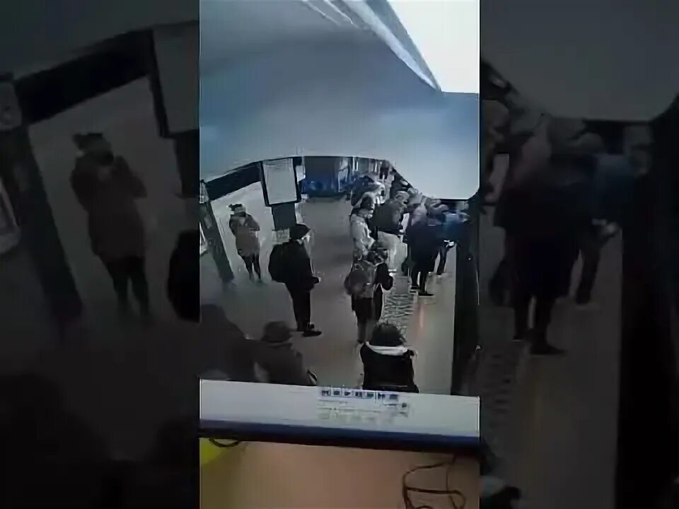 Мужчина толкнул под поезд. Парень толкнул девушку под поезд в метро. Француз толкнул женщину под поезд в метро. Мальчика толкнули в метро.