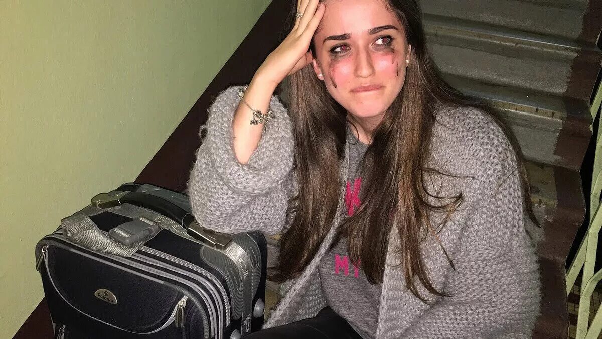 Девушка выгоняет парня. Жена ушла. Женщина выгоняет мужчину. Выгнали из дома. Выгнал девушку из дома.