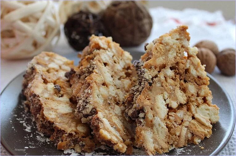 торт из печенек. тортик со сгущенкой и печеньем без выпечки. торт из печенья. овсяное печенье на сгущенном молоке. торт из печенья и сгущенки.