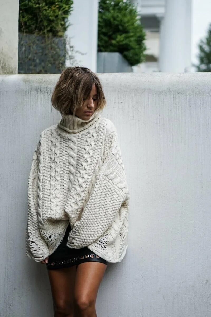 Белый свитер оверсайз женский. Свитер удлиненный женский. Свитер оверсайз спицами. Свитер оверсайз antonio berardi. Удлиненный джемпер оверсайз.
