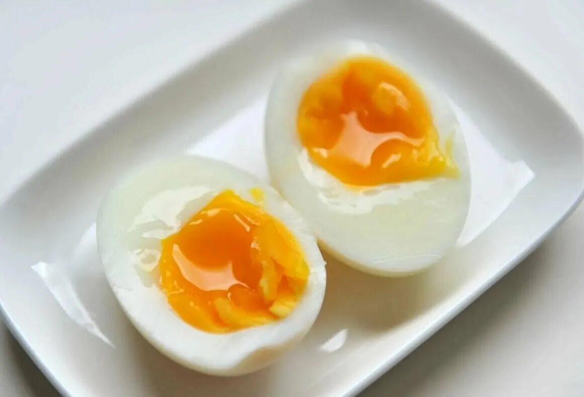 Яйца всмятку. Яйцо вареное всмятку. Яйца всмятку в мешочек. Яйца в смятку яйца в мешочек. Сколько держать яйцо в воде