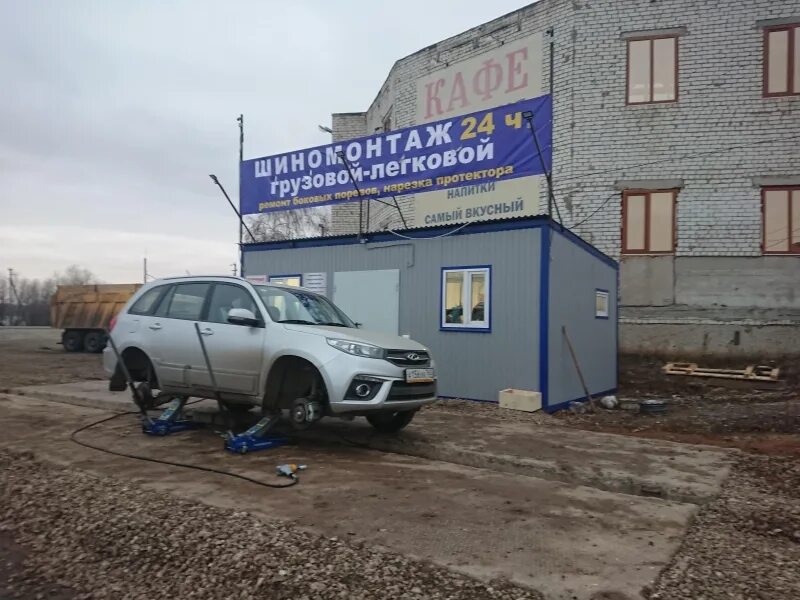 Шиномонтаж яхрома. Шиномонтаж. легковой шиномонтаж. круглосуточная шиномонтажка. круглосуточный шиномонтаж шиномонтаж.