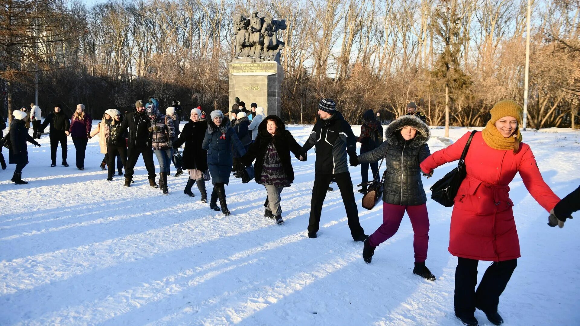 11 30 30 ноября. Фотографии активистов Екатеринбурга. Пикет в Екатеринбурге QR хоровод. Пикет 30 ноября антиваксеры Екатеринбург. Екатеринбург митинг против ку кодов у дворца спорта видео.