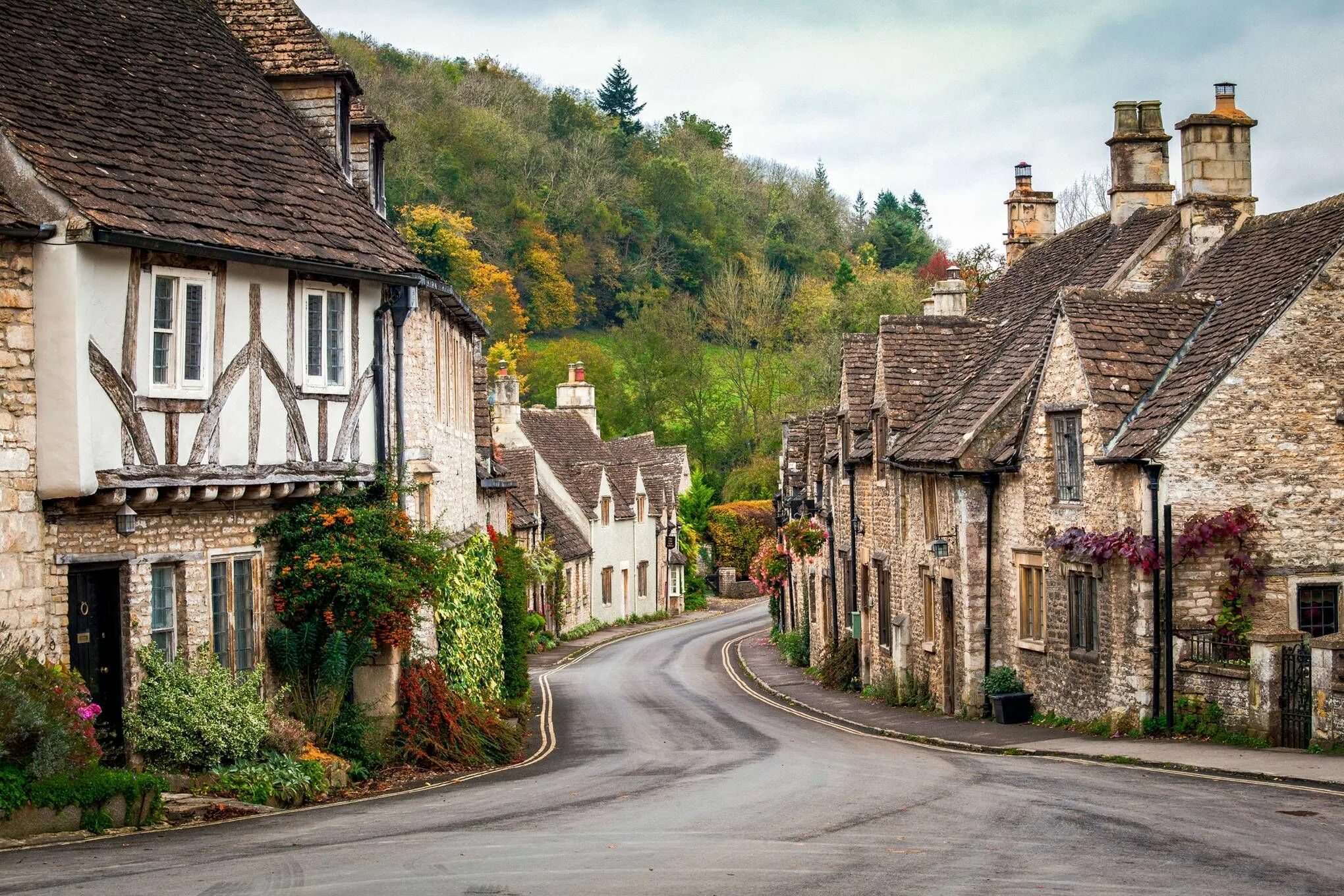 It is beautiful country. Англия деревня Castle Combe. Деревня Лэкок в Англии. Котсуолд Хилс Англия. Castle Combe, Уилтшир, Англия.