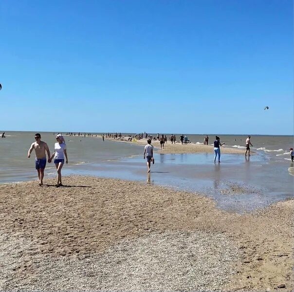 Порт катон азовское море. Пляж чумбур коса азовский. Пляж в таганроге на азовском море. Азовское море ростов. Хутор рожок азовское море.