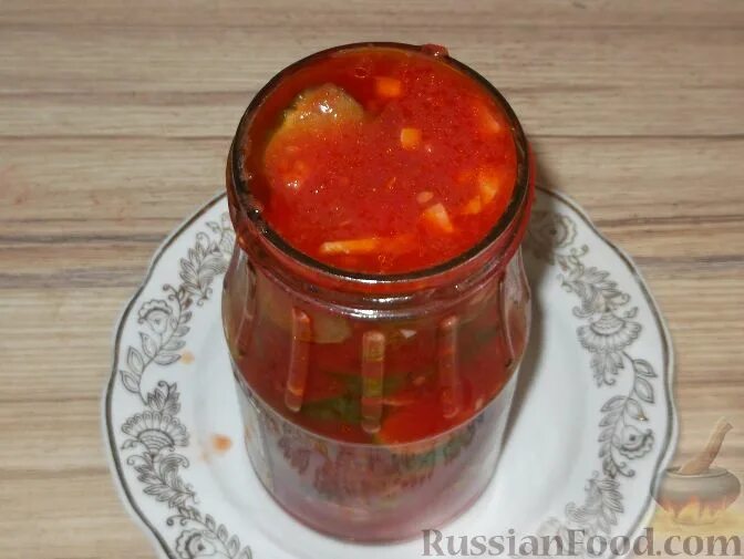 Чеснок в томатной заливке на зиму рецепты. Огурцы дольками в томатной пасте. огурцы в красной томатной заливке.