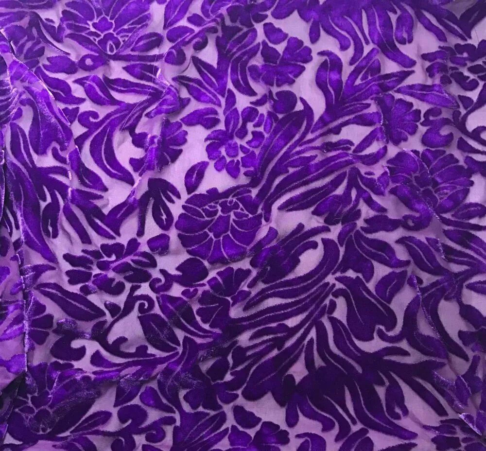 Ткани сирени. Ткань с сиреневым орнаментом. Сиреневая ткань с принтом. Фиолетовая ткань для платья. Ткань с фиолетовыми цветами.