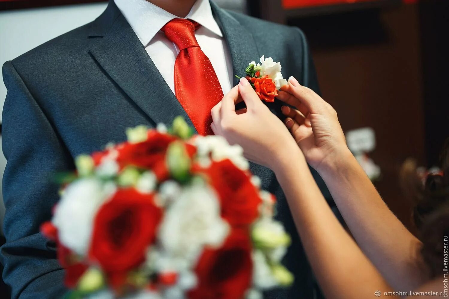 жених и невеста с букетом. букетик жениха. букет и бутоньерка. бутоньерка в63. свадебный букет жениха.