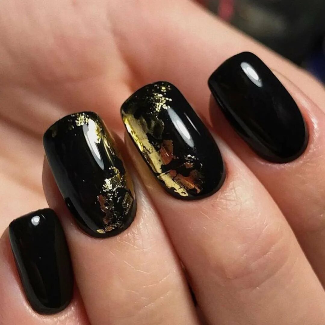 черно-золотой маникюр. маникюр с фольгой черный с золотом. черные ногти с золотой фольгой. черные ногти с фольгой. черные ногти с золотой фольгой.