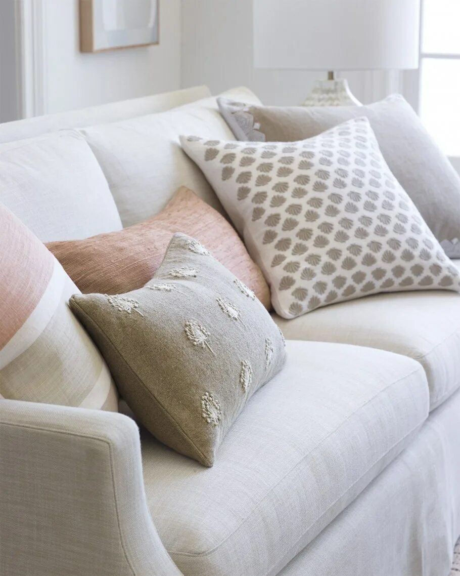 Фото дивана с подушками. Подушка Backrest Pink. Подушка интерьерная. Декоративные подушки в интерьере. Подушка для дивана.