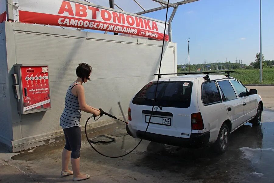 Мытье машины на мойке самообслуживания. Вымыть автомобиль на мойке самообслуживания. Щетка для мытья машины на мойке самообслуживания. Протирка ковриков мойка самообслуживания. Как правильно пользоваться автомойкой