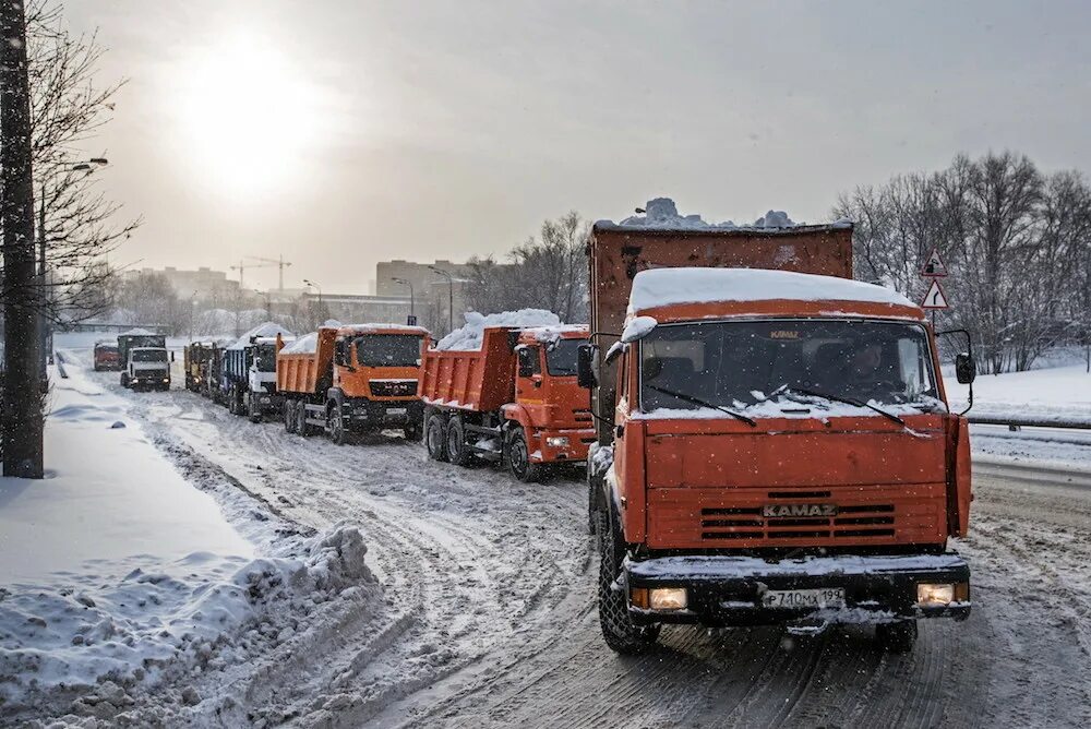 КАМАЗ со снегом. Вывоз снега КАМАЗ. Погрузка снега в КАМАЗ. Контроль снега на КАМАЗАХ видеонаблюдение.