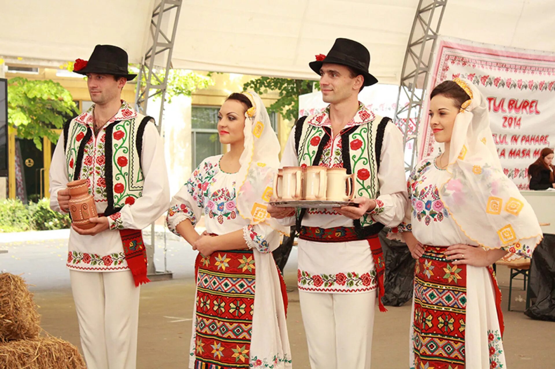 Национальный костюм белорусов. Лявониха белорусский народный танец. Молдавские традиции. Молдаване и белорусы. Молдаване встречают гостей.