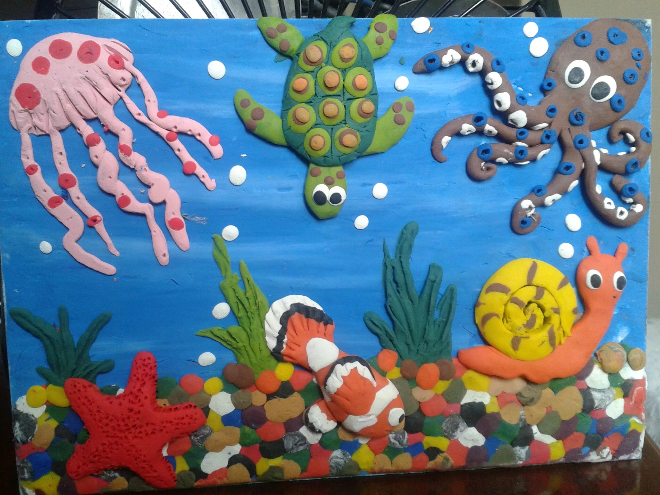 Подводный мир средней группе. Пластилинография морские обитатели аквариум. Пластилинография для детей Морское дно. Пластилинография аквариум с рыбками. Поделки на тему морские обитатели.