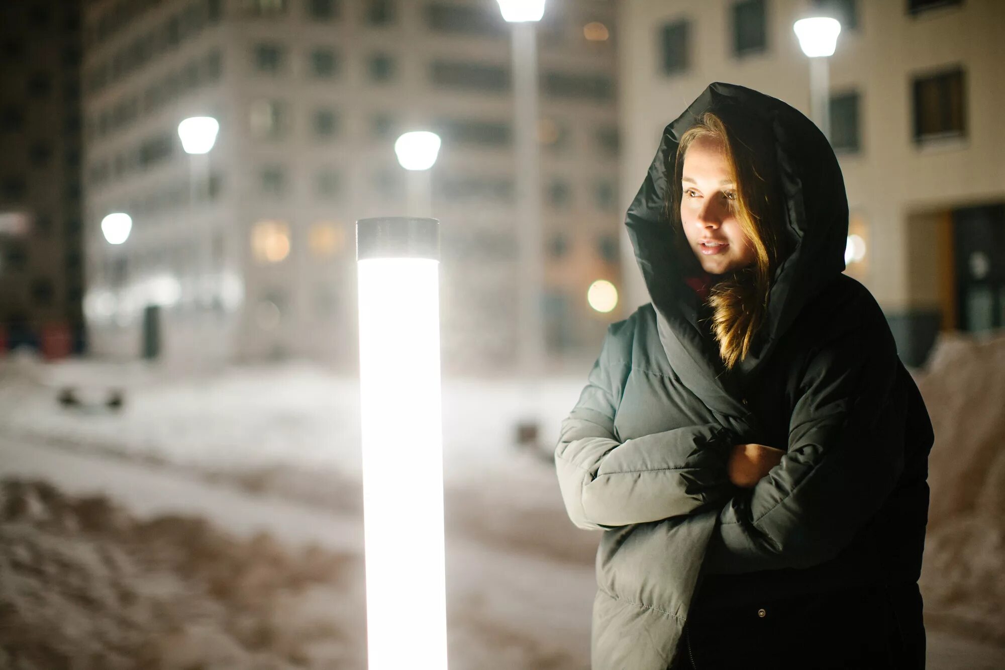 Зимняя фотосессия в городе. Фотосессия зимой на улице вечером. Девушка зима вечер. Люди на улице вечером.