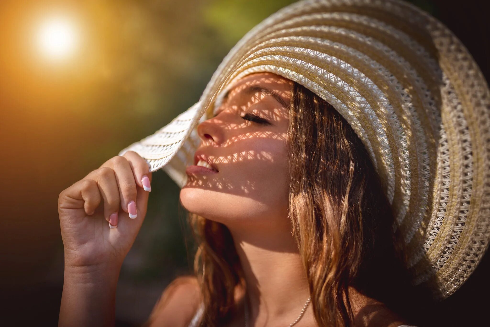 Facing hats. Закрывается от солнца. Девушка щурится от солнца. Защита от солнца девушка. Защита волос и кожи от солнечных лучей.
