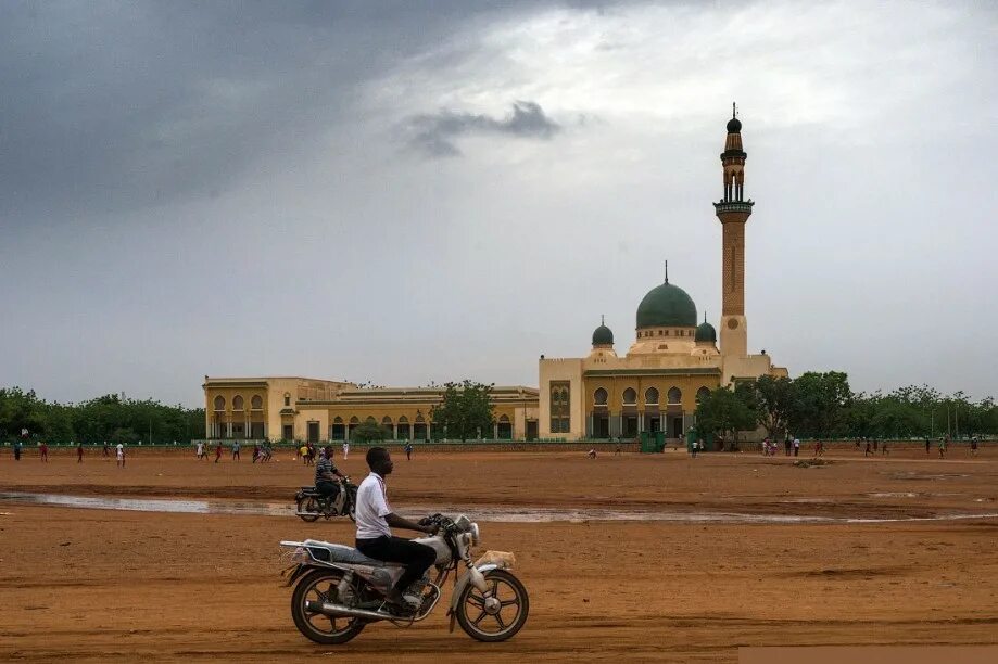 Столица страны нигер. Ниамей столица. мечеть ниамей. grand mosque of niamey нигер. ниамей достопримечательности.